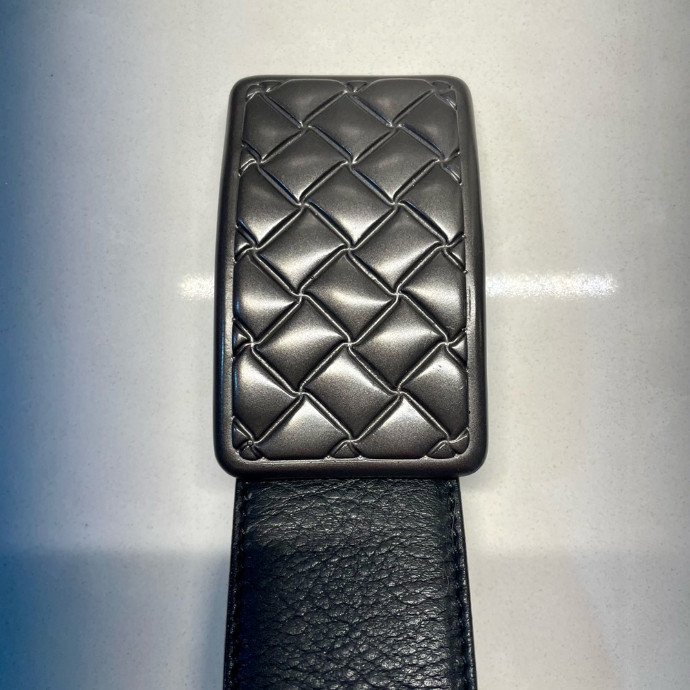 Bottega Veneta, 95 cm, black leather, intreccio metal pin buckle.